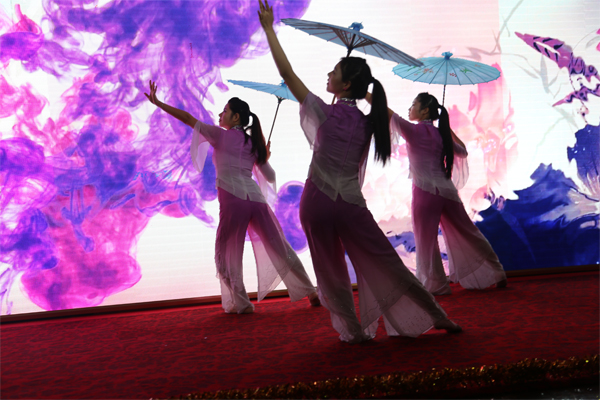 希瑪護(hù)士的《江南雨》舞蹈讓人目不轉(zhuǎn)睛，令人陶醉！