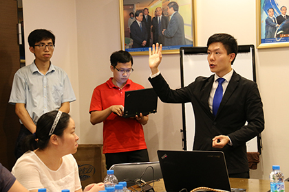 李煒業醫生為各位同仁進行青光眼新治療的培訓